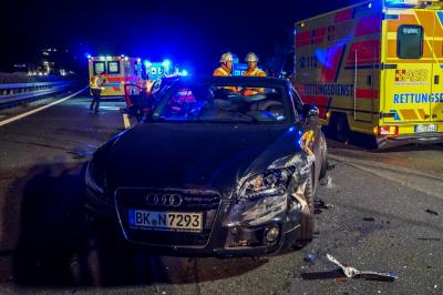 A81/Mundelsheim: Heftiger Crash mit vier Schwerverletzten - darunter ein lebensbedrohlich Verletzter - fuehrt zu Vollsperrung der Autobahn